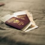 Documents officiels et passeport sur un bureau