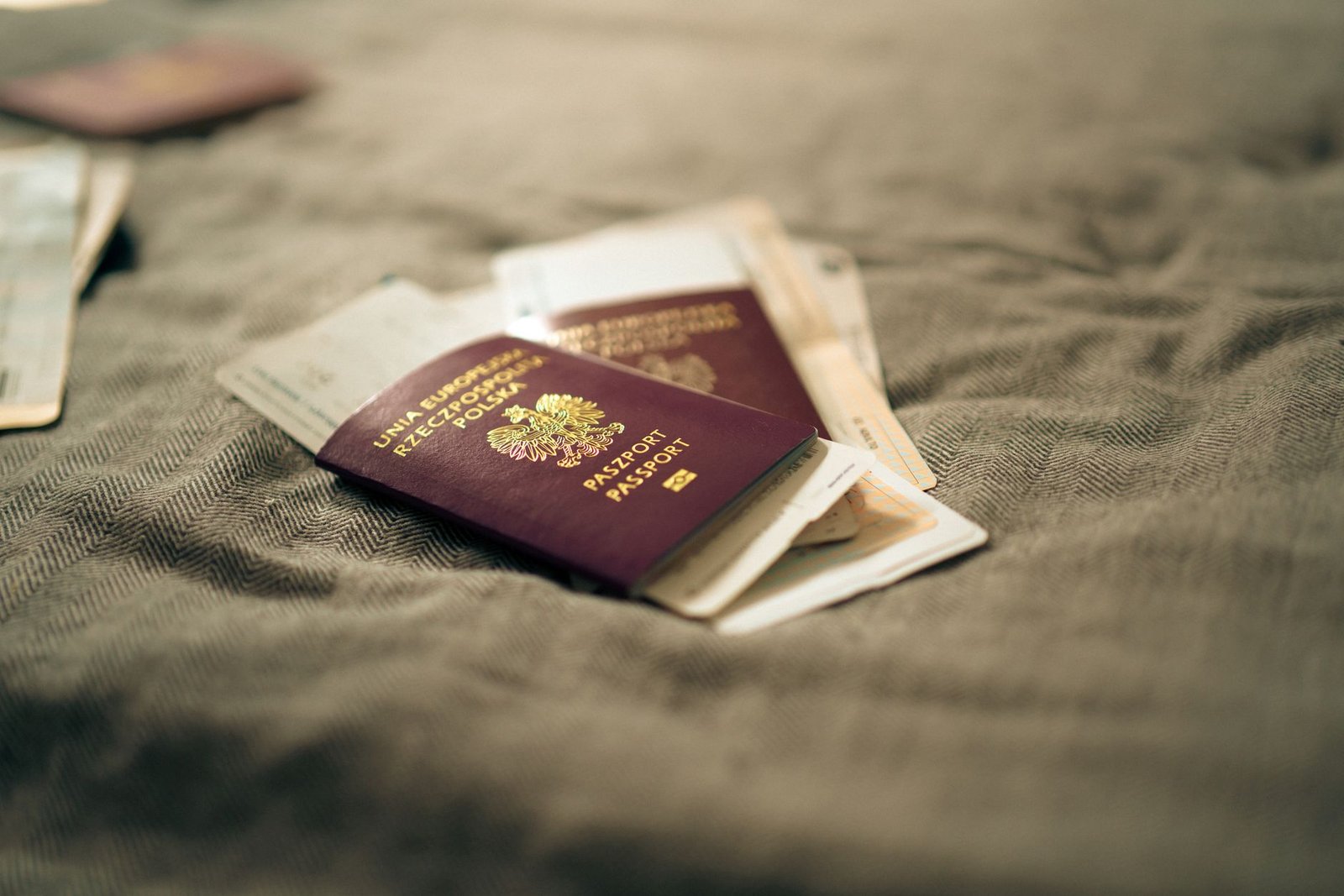 Documents officiels et passeport sur un bureau