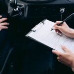 Clé de voiture et documents d'immatriculation