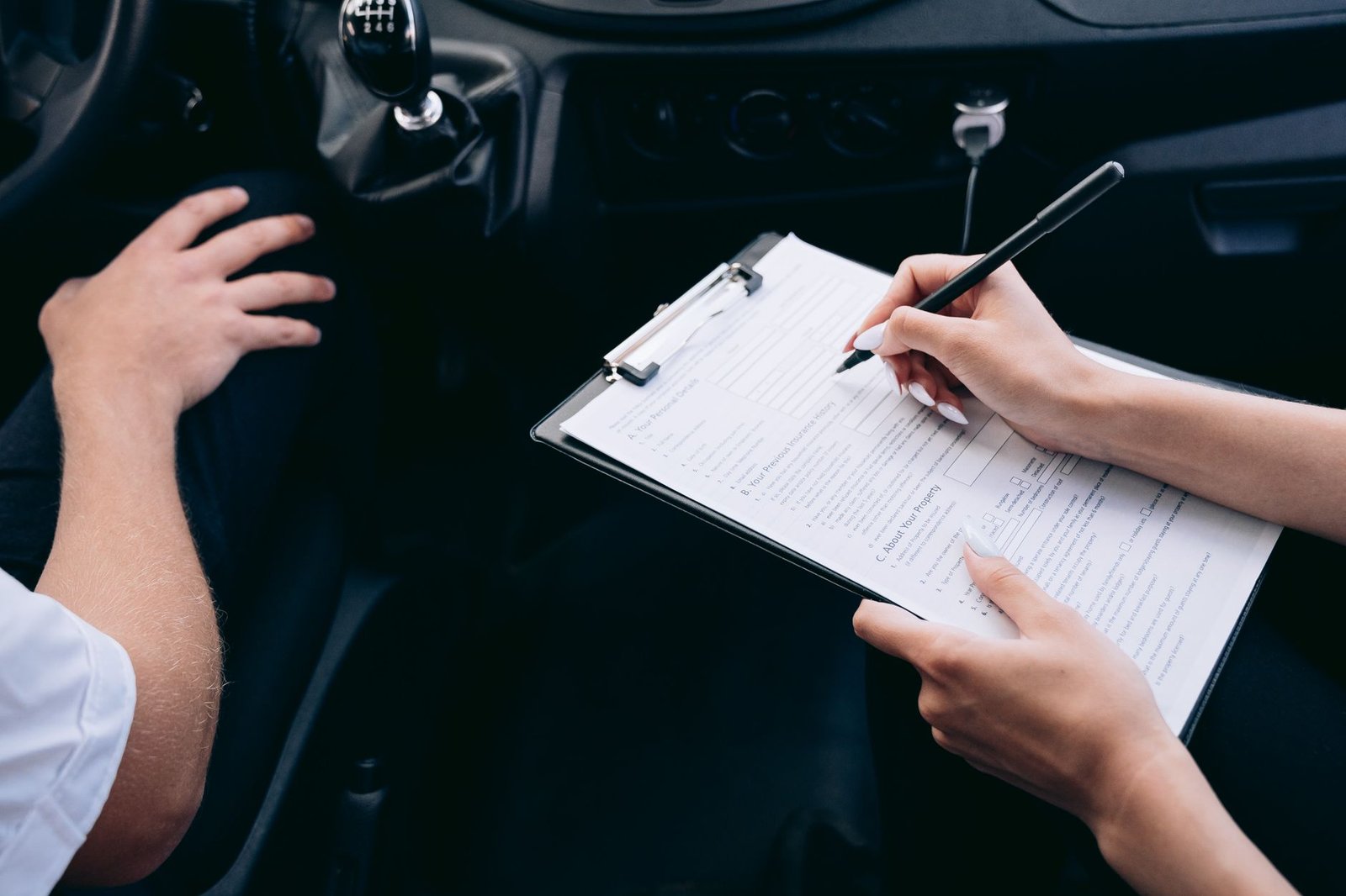 Clé de voiture et documents d'immatriculation