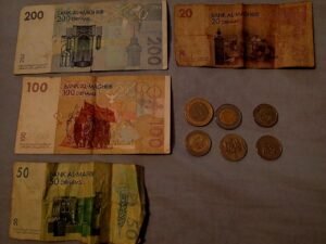 Billets et pièces en dirhams marocains