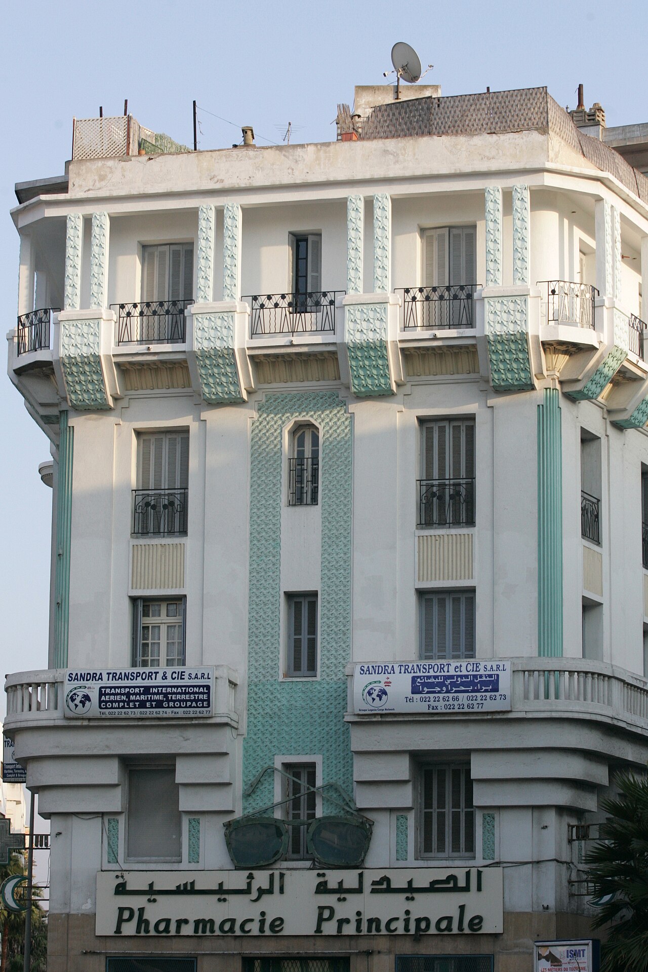 Façade d'un immeuble Art déco abritant la Pharmacie principale à Casablanca